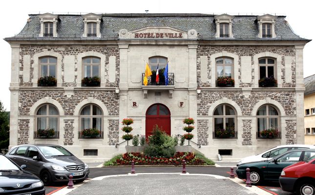 Hotel de ville de Riom-ès-Montagnes, Cantal, France. | Riom-ès-Montagnes in France