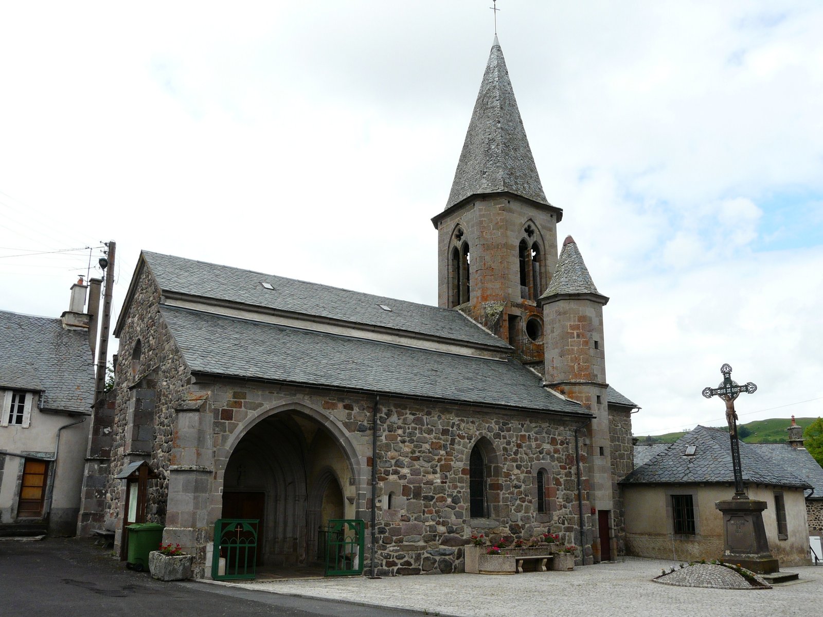 L'église de Saint-Saturnin, Cantal, France. | Saint-Saturnin in France
