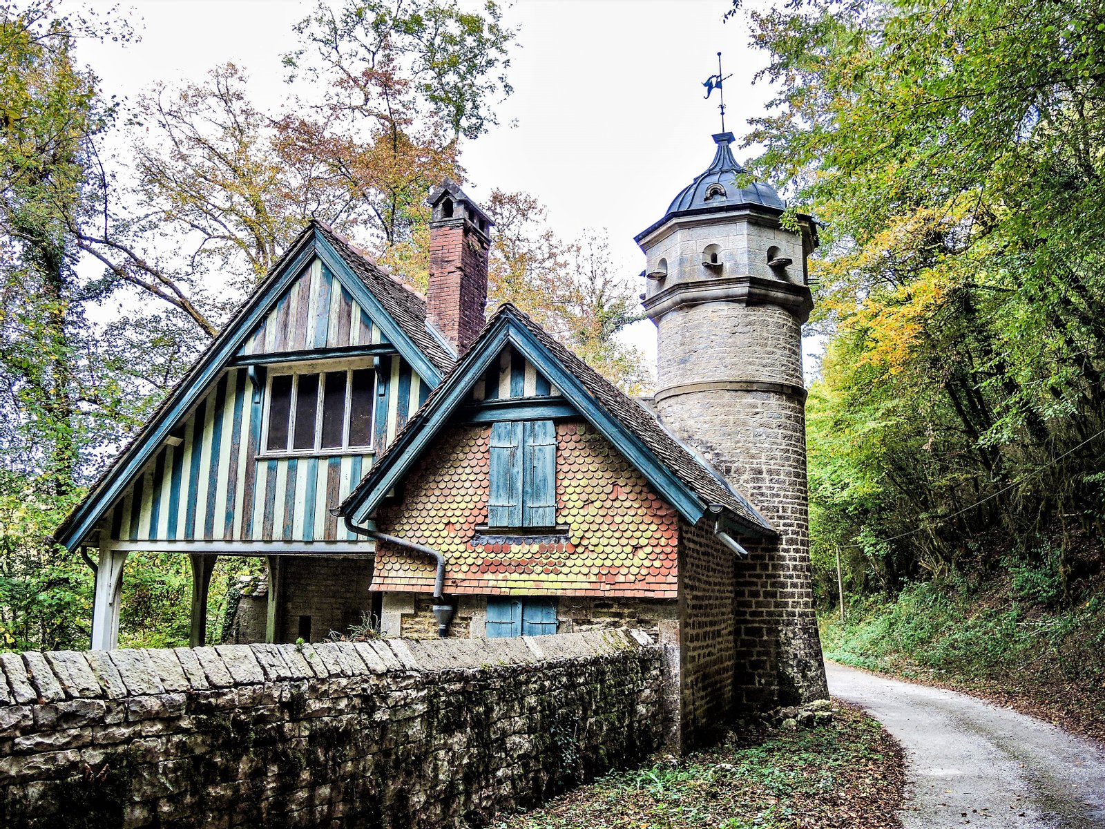 Entrée nord-ouest du parc du château de Buillon. Doubs | Chenecey-Buillon in France