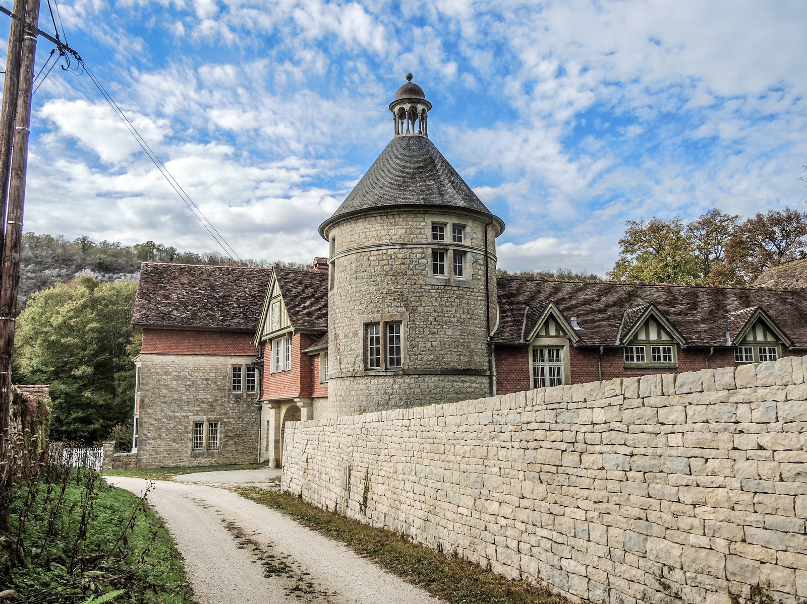 Entrée sud-est du parc du château de Buillon. Doubs | Chenecey-Buillon in France