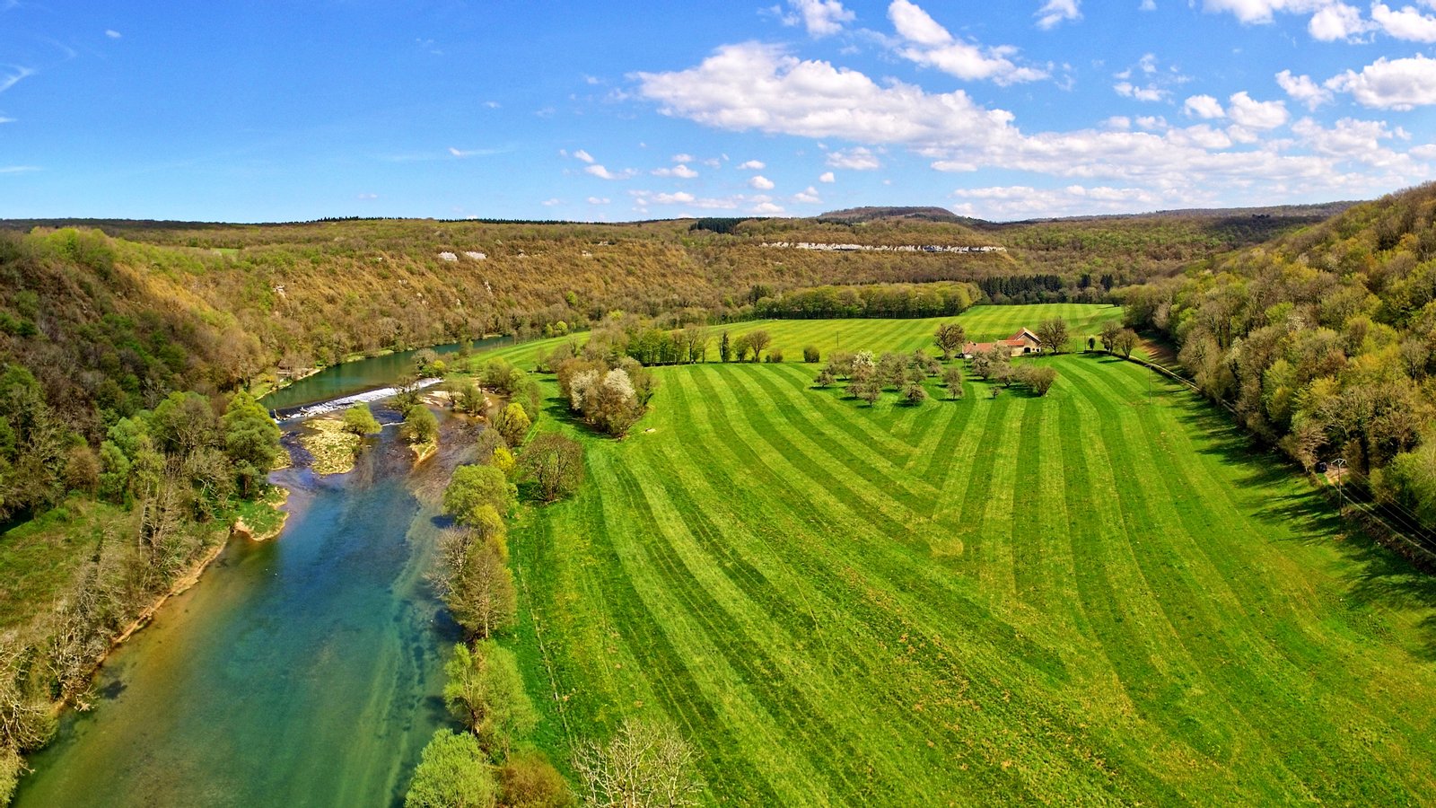 Le barrage des forges de Buillon sur la Loue et le hameau de la Fougère | Chenecey-Buillon in France