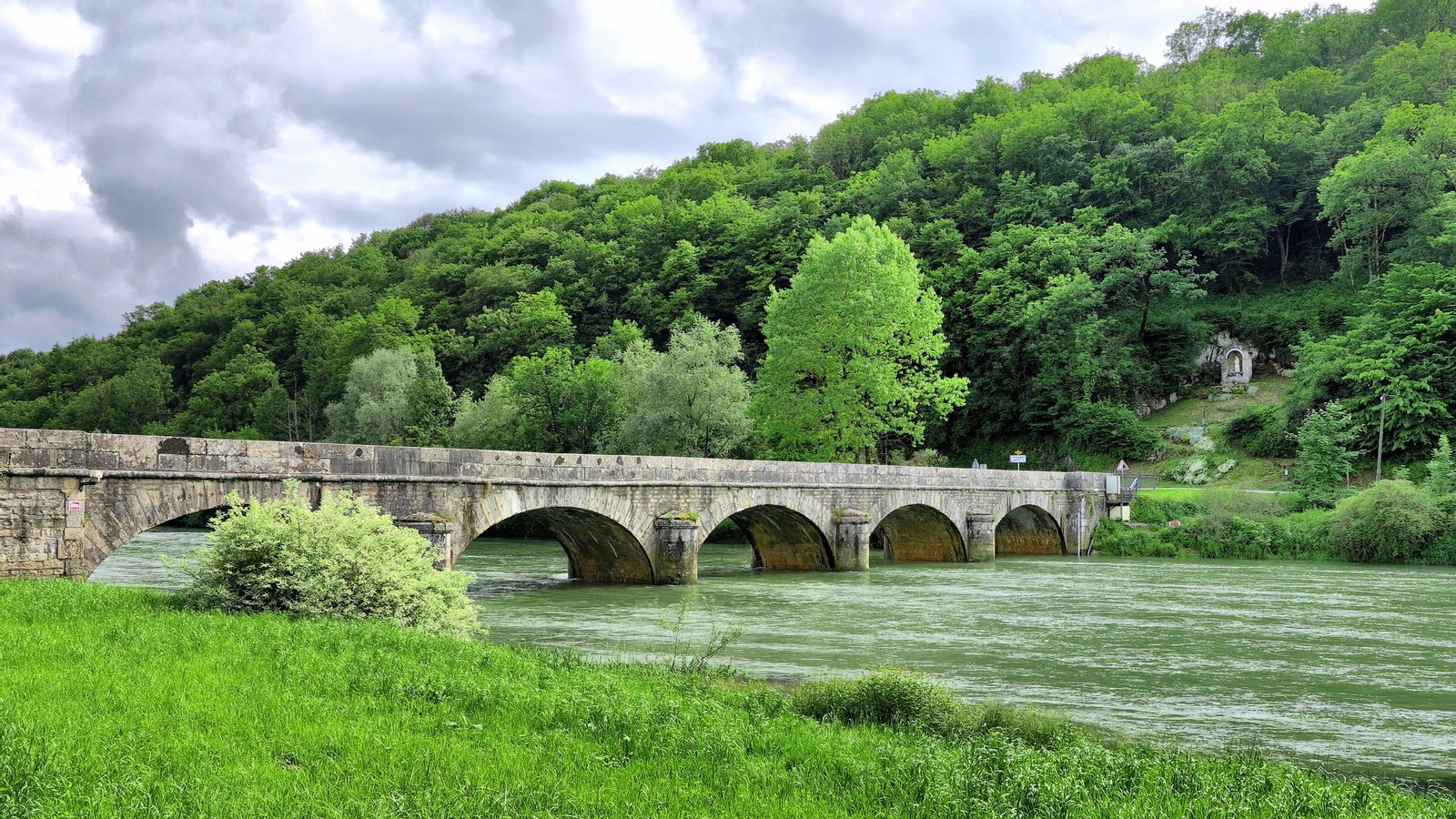 Le pont sur la Loue et l'oratoire | Chenecey-Buillon in France
