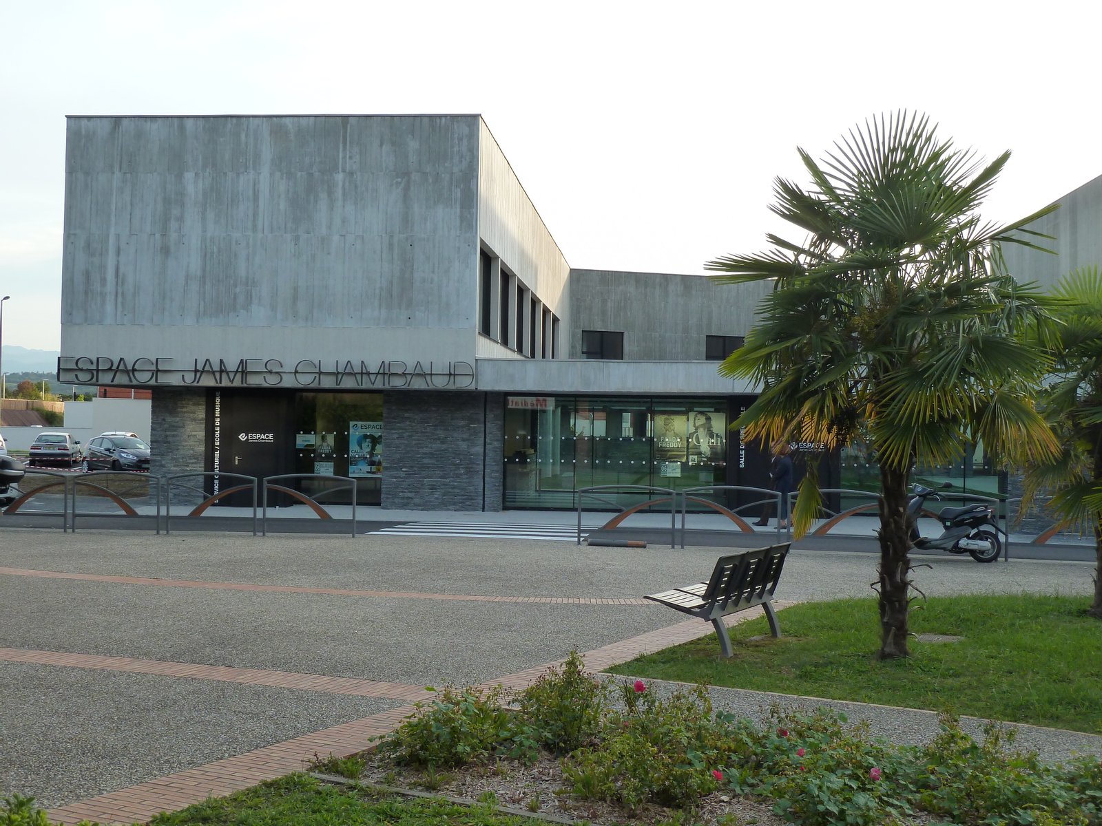 L'Espace James Chambaud est composé d'une salle de spectacle de 300 à 750 places et d'une école municipale de musique. Il abrite également le service culturel de la mairie de Lons. | Lons in France