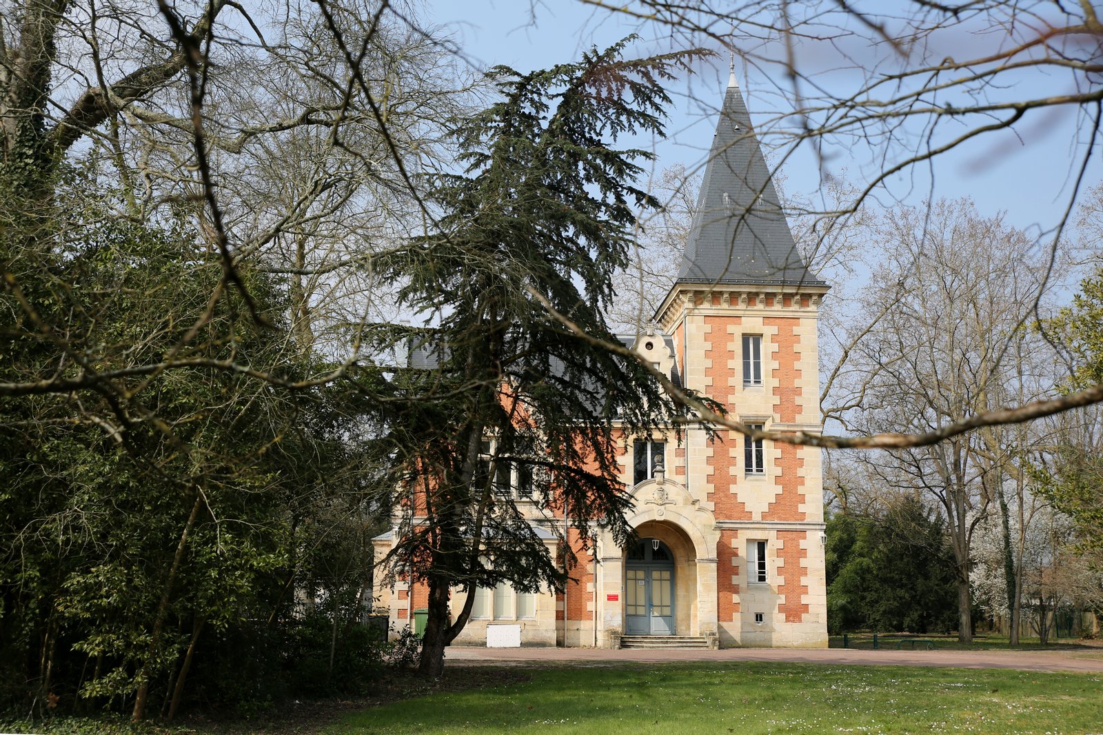 Castel Cholet alias Clos Cora Morton (de Cora Laparcerie, bru de Jean Richepin puis ultérieurement de la famille Morton) ou Château Lansalot (autre nom de propriétaire), Caychac, Blanquefort, Gironde. Aujourd'hui  hôpital de jour dépendant de l’hôpital psychiatrique Charles Perrens. | Blanquefort in France