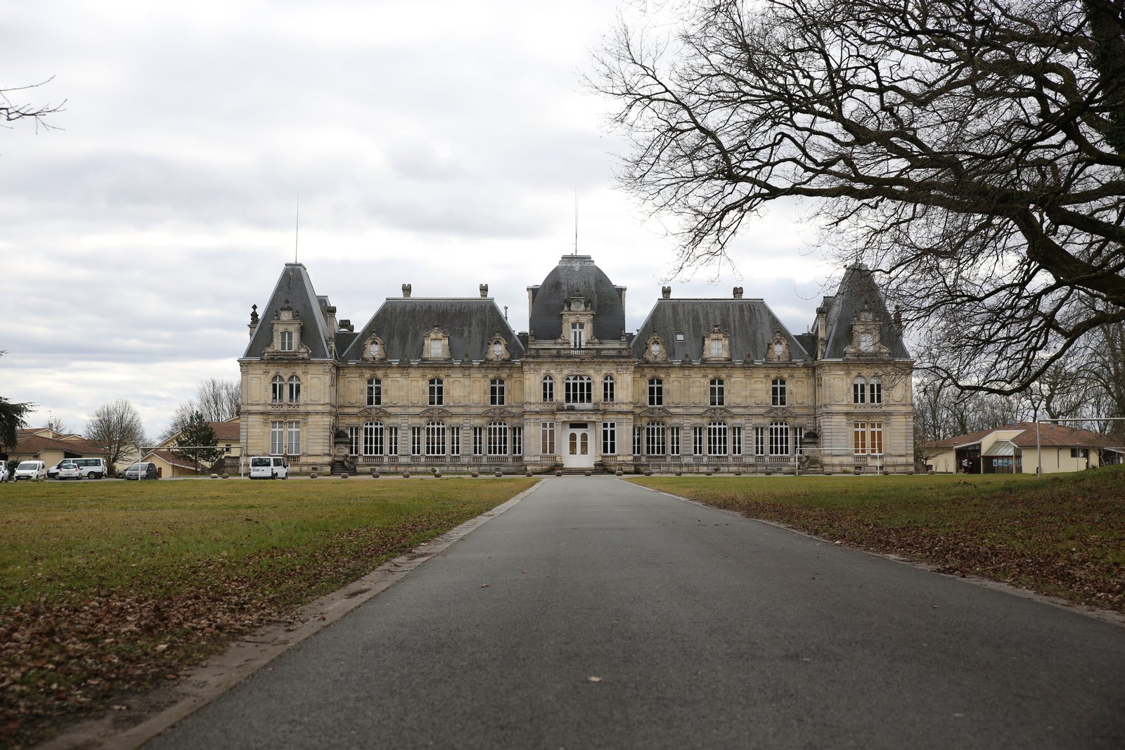 Château Dulamon, construit vers 1865, presque à la même place que l'ancien château fort du Luc, anciennement propriété de la famille Dulamon. Depuis 1945, le château est propriété de l'œuvre des Orphelins Apprentis d'Auteuil qui y a installé une école technique à partir de 1948. | Blanquefort in France