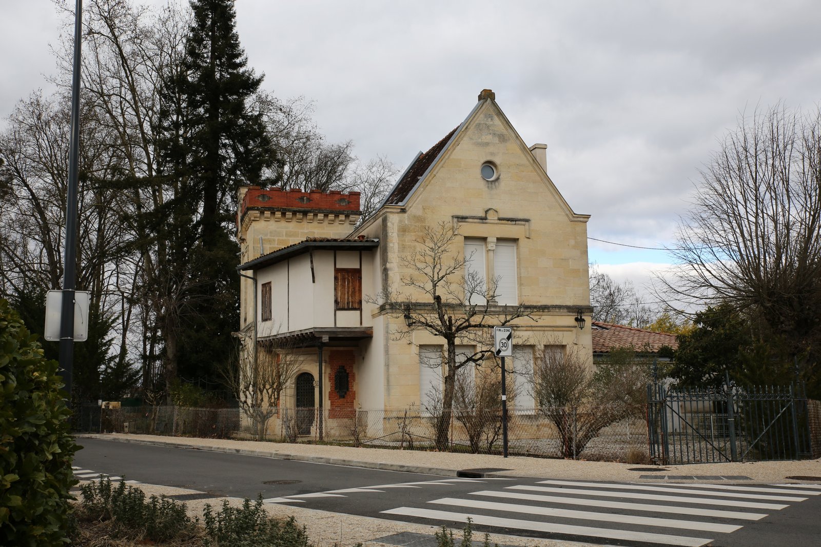 Châtelet connu sous les noms de Chalet Vauclair, Château Fortin, Cottage Saint-Louis ou maison Faure, Blanquefort | Blanquefort in France