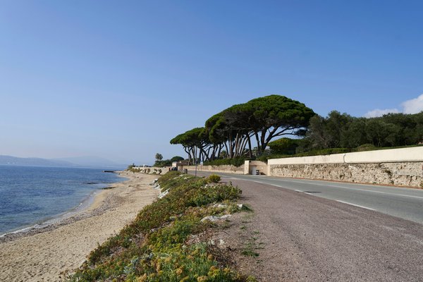 Sandy beach meets clear sky on the Côte d'Azur coastline. | Sainte-Maxime in France