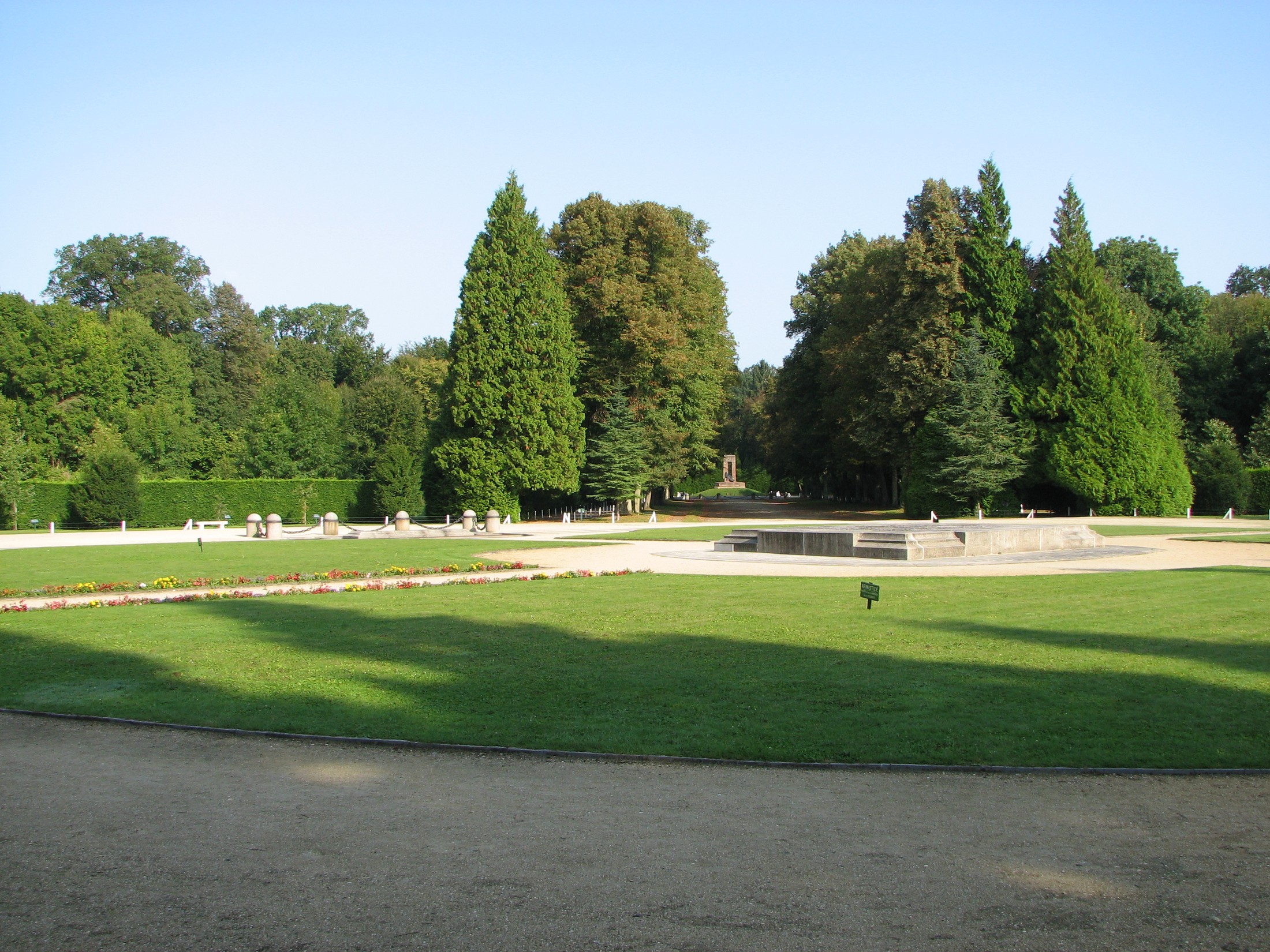 Clairière de l'Armistice (dite aussi Clairière de Rethondes) dans la forêt de Compiègne (Oise). Au milieu la dalle monumentale, à gauche l'emplacement où se trouvait le wagon-salon du maréchal Foch, ou furent signés les deux armistices. Au fond, l'allée qui mène à la route et au monument des Alsaciens-Lorrains. | Compiègne in France