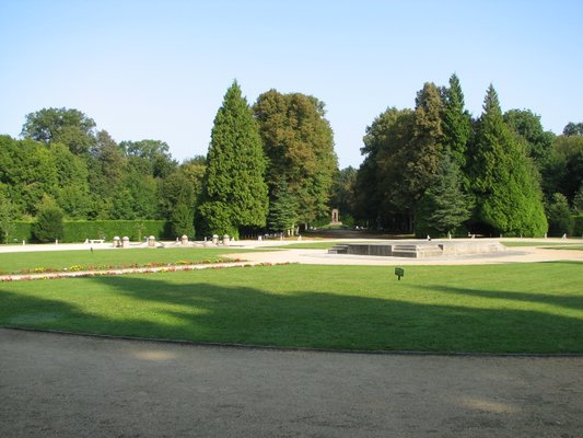 Clairière de l'Armistice (dite aussi Clairière de Rethondes) dans la forêt de Compiègne (Oise). Au milieu la dalle monumentale, à gauche l'emplacement où se trouvait le wagon-salon du maréchal Foch, ou furent signés les deux armistices. Au fond, l'allée qui mène à la route et au monument des Alsaciens-Lorrains. | Compiègne in France