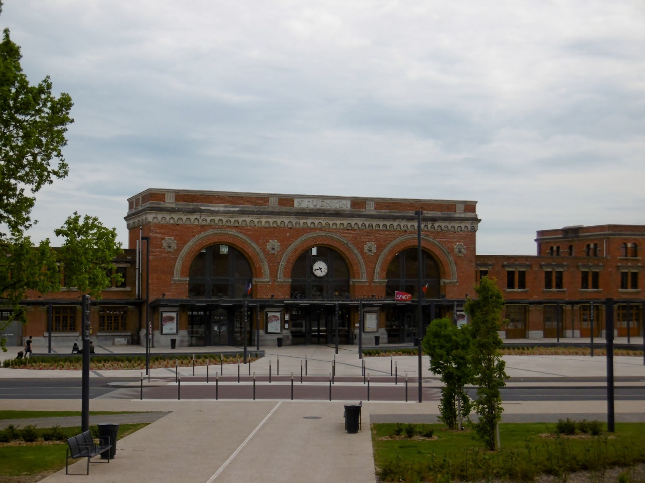 La gare de Saint-Quentin et son parvis | Saint-Quentin in France