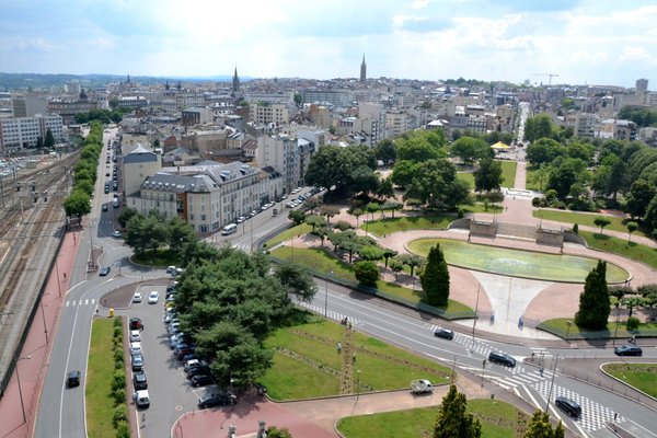 Vue sur le centre-ville de Limoges depuis le campanile de la gare. Au premier plan, le Champ de Juillet. | Limoges in France
