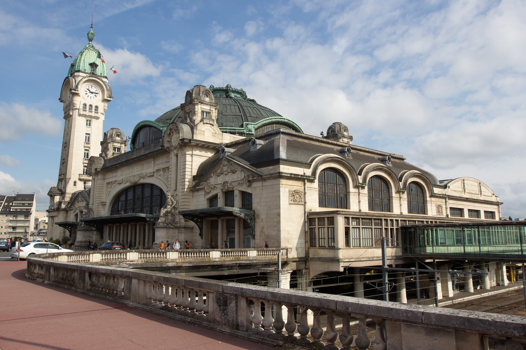 Vue du bâtiment voyageurs de la gare de Limoges-Bénédictins construit au-dessus des voies.
 | Limoges in France