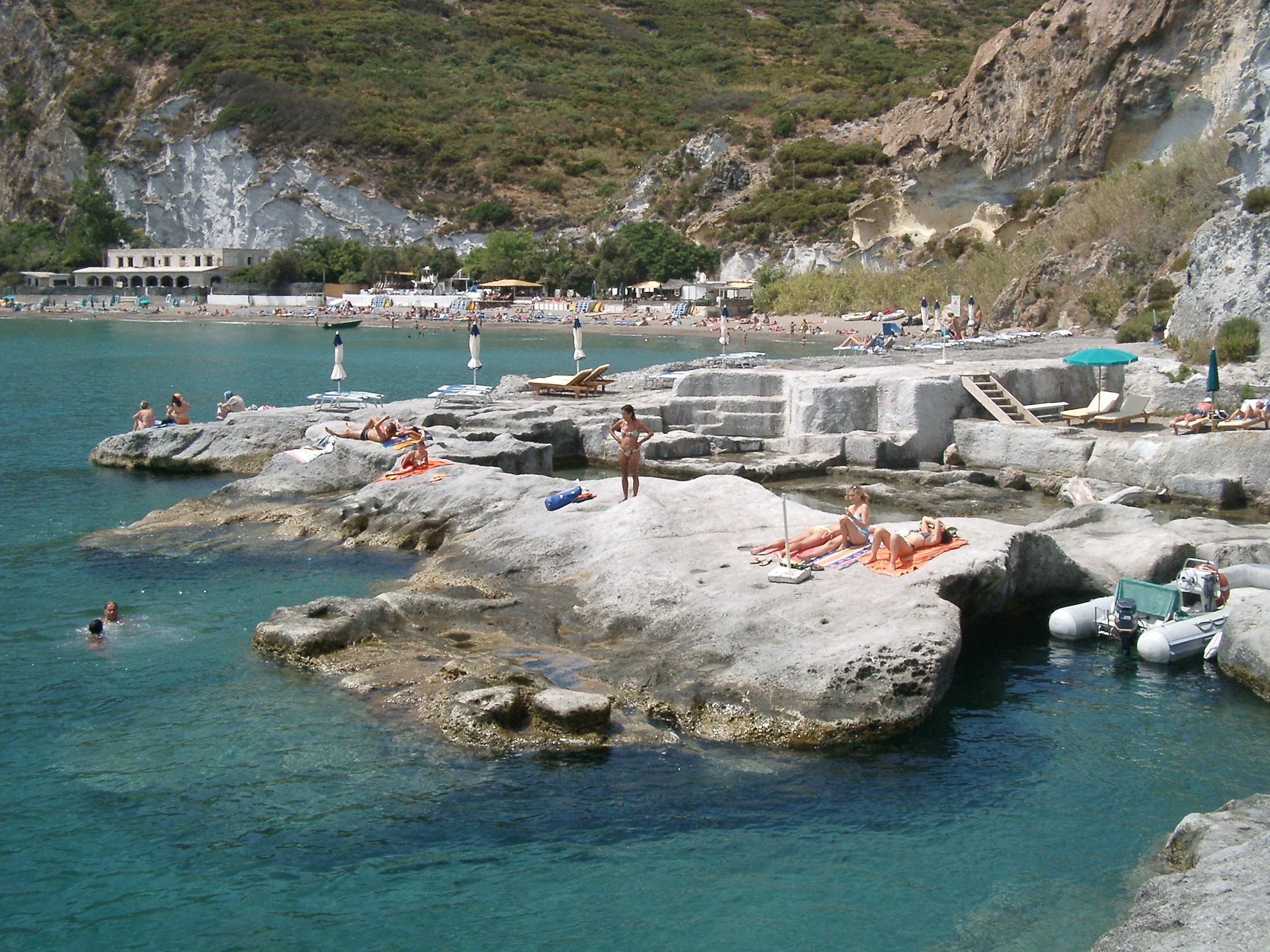Isola di Ponza: parte della spiaggia di Frontone e della vecchia miniera | Ponza in Italy