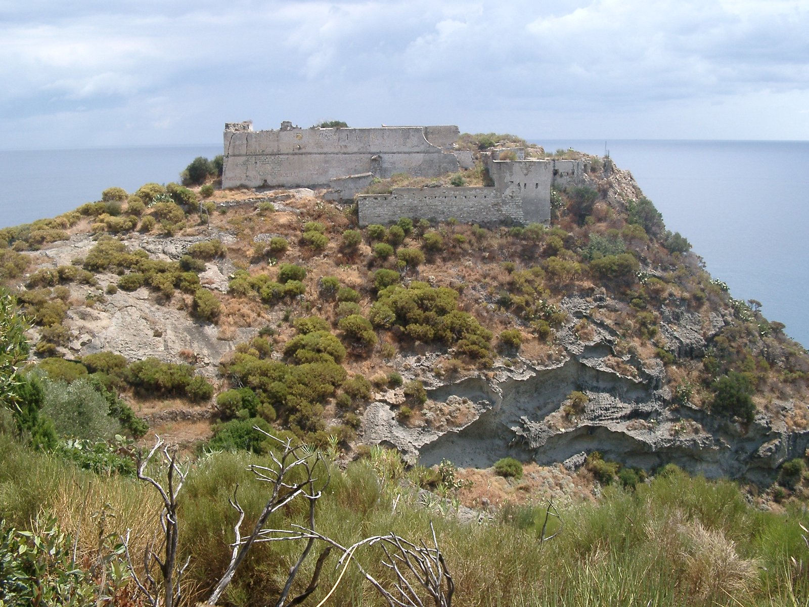 Il fortino di Frontone, sull'isola di Ponza | Ponza in Italy
