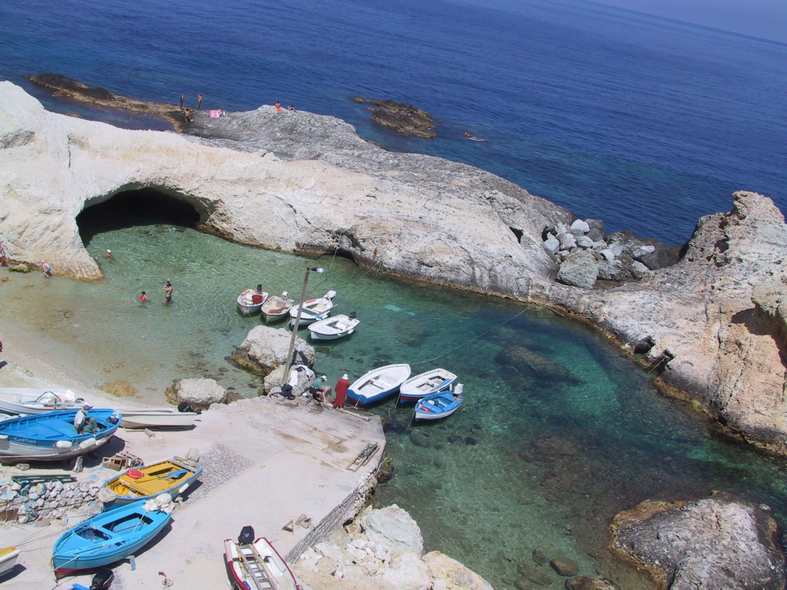 Cala fonte in Ponza. | Ponza in Italy