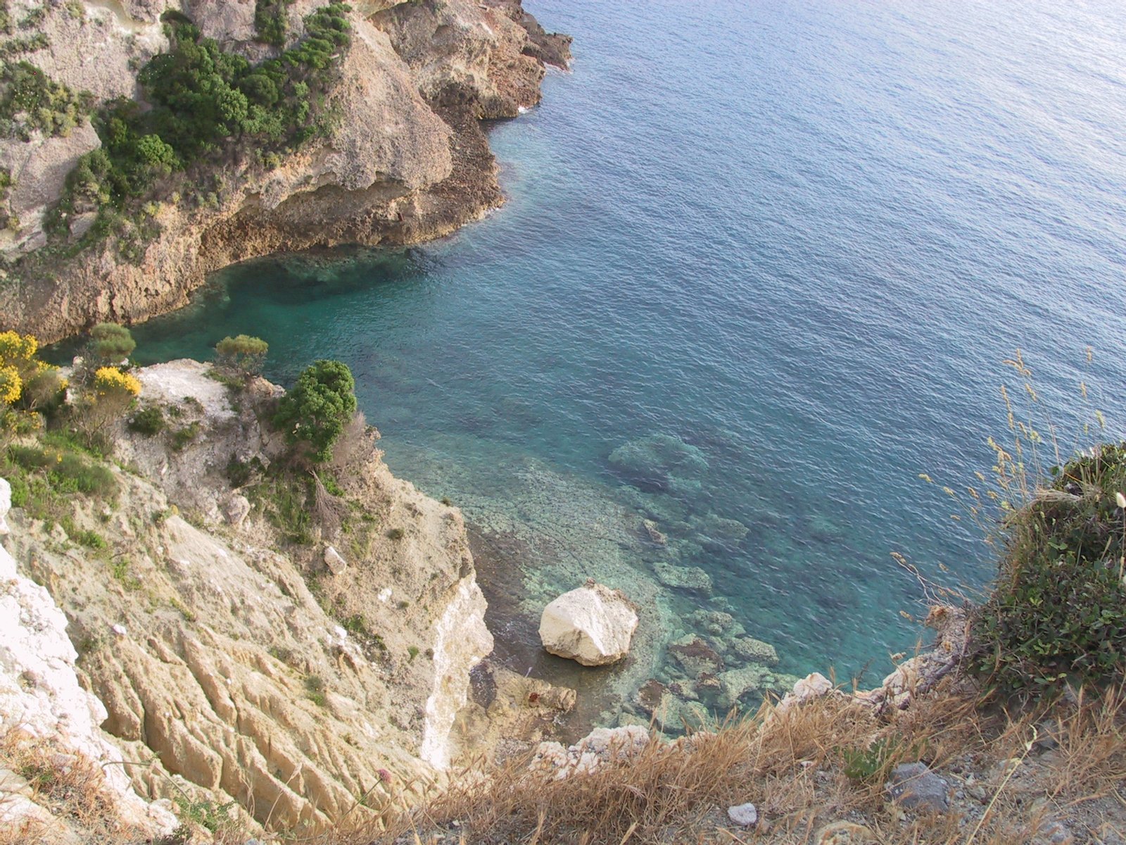 Mare di Ponza presso Punta del Papa. | Ponza in Italy