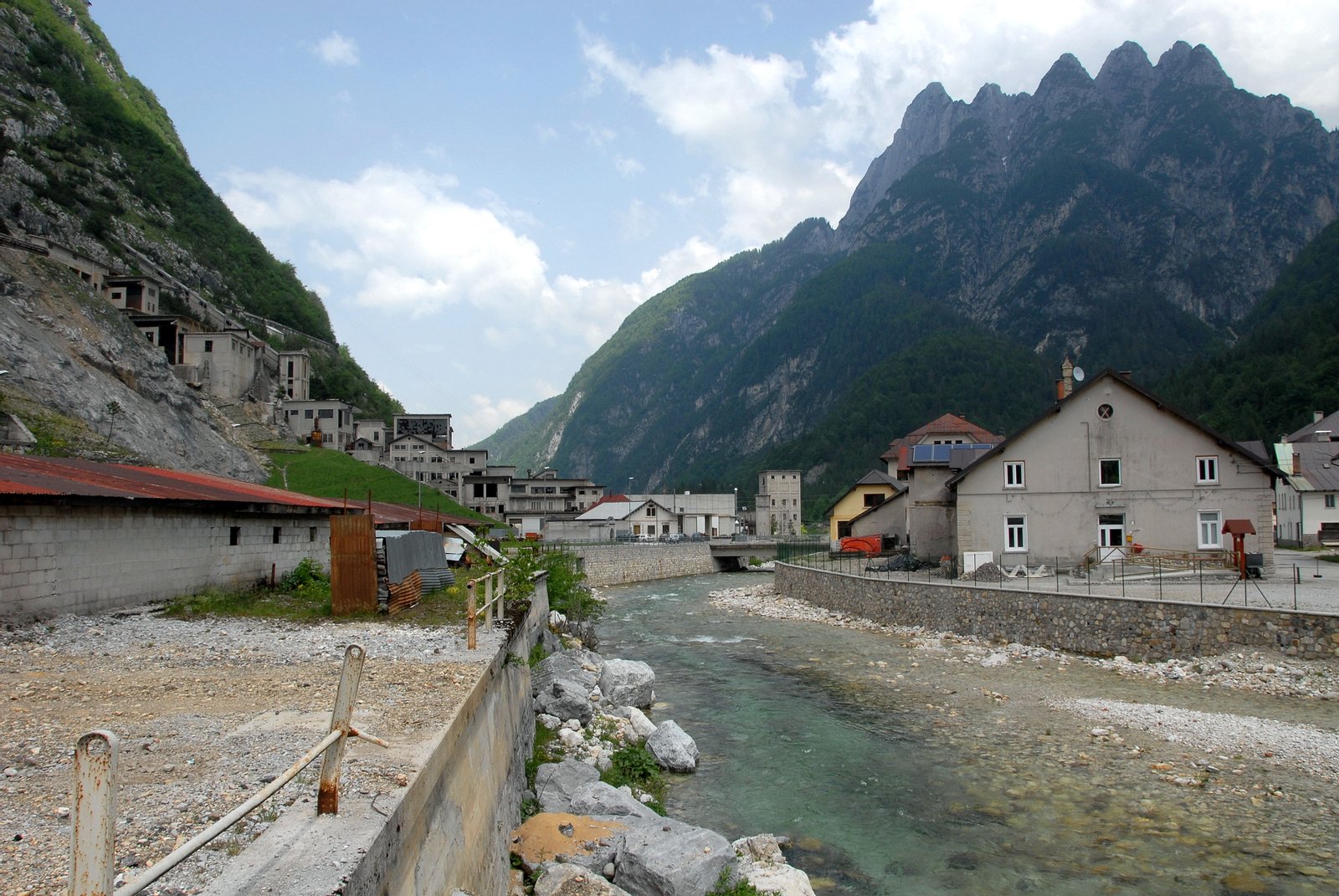 Rio del Lago (Lake brook), Cinque Punte (Five Peak Mountain) and miners village at the locality Cave del Predil (Raibl) in the community Tarvisio, province of Udine, region Friuli-Venezia Giulia, Italy | Cave del Predil in Italy