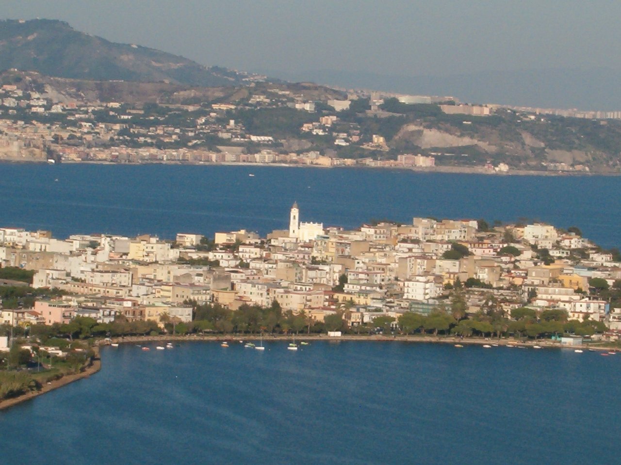 Bacoli - Veduta ravvicinata presa da Monte di Procida - Spicca la Chiesa di Sant'Anna. Sullo sfondo, Pozzuoli (via Napoli) e alle sue spalle il vulcano della Solfatara. | Bacoli in Italy