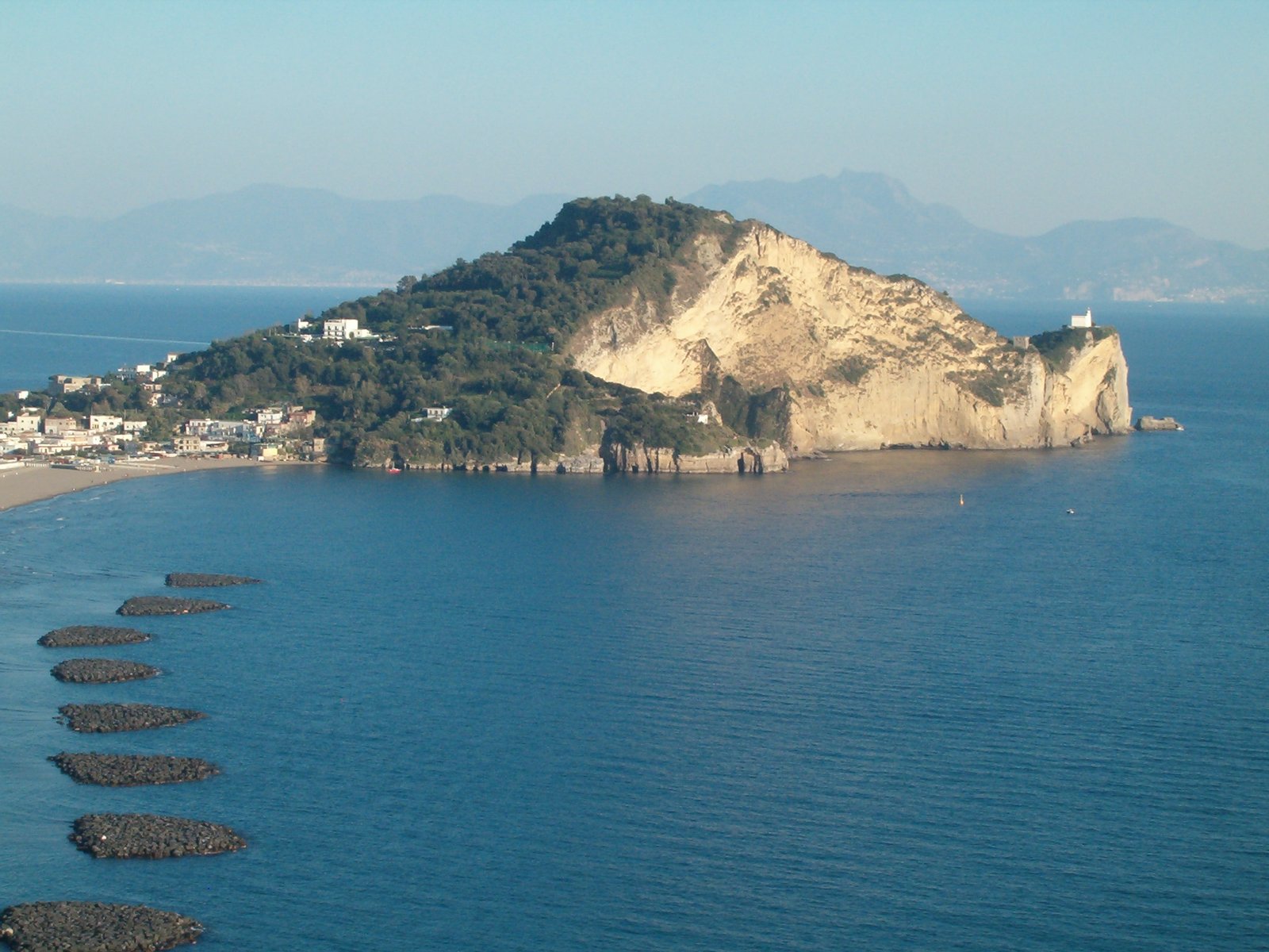 Comune di Bacoli: Capo Miseno, ultimo resto di un vulcano eruttato fra i 35.000 e i 10.500 anni fa. Ai suoi piedi, semisommerse nel mare ambienti scavati nel tufo (simili a grotte), riferibili a ville di epoca romana. | Bacoli in Italy