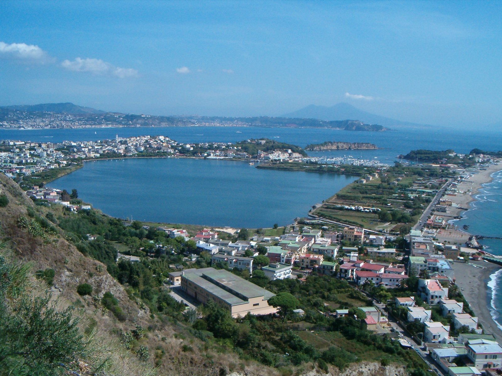 Lago Miseno, su cui si affaccia il comune di Bacoli - Sulla destra l'istmo sabbioso di Miliscola che separa il lago dal mare - In fondo il Golfo di Pozzuoli. | Bacoli in Italy
