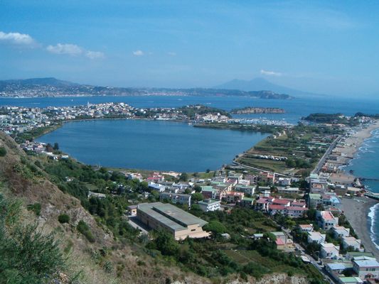 Lago Miseno, su cui si affaccia il comune di Bacoli - Sulla destra l'istmo sabbioso di Miliscola che separa il lago dal mare - In fondo il Golfo di Pozzuoli. | Bacoli in Italy