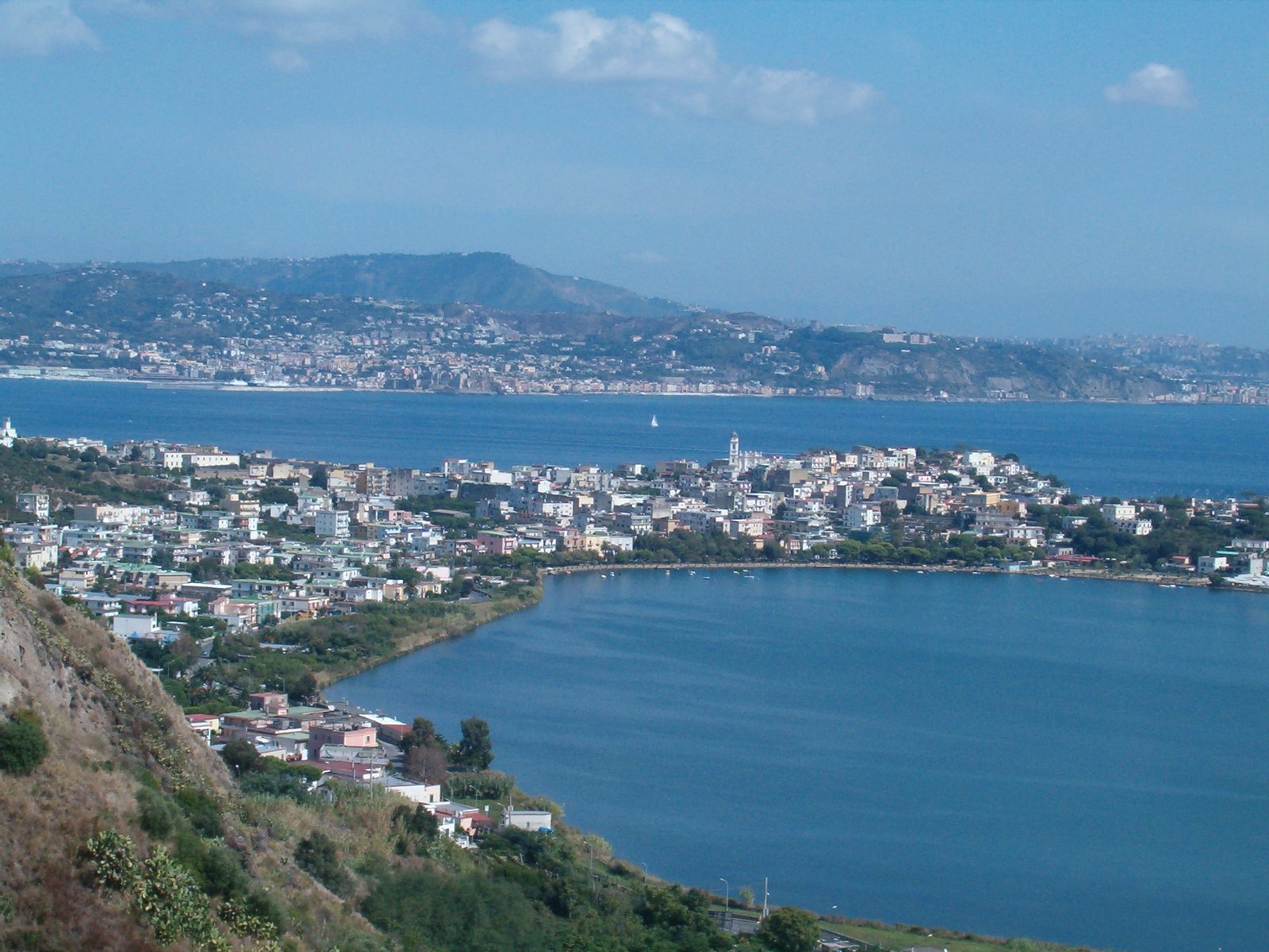 Bacoli sul Lago Miseno - Veduta da Monte di Procida - Alle spalle il Golfo di Pozzuoli e Pozzuoli. | Bacoli in Italy