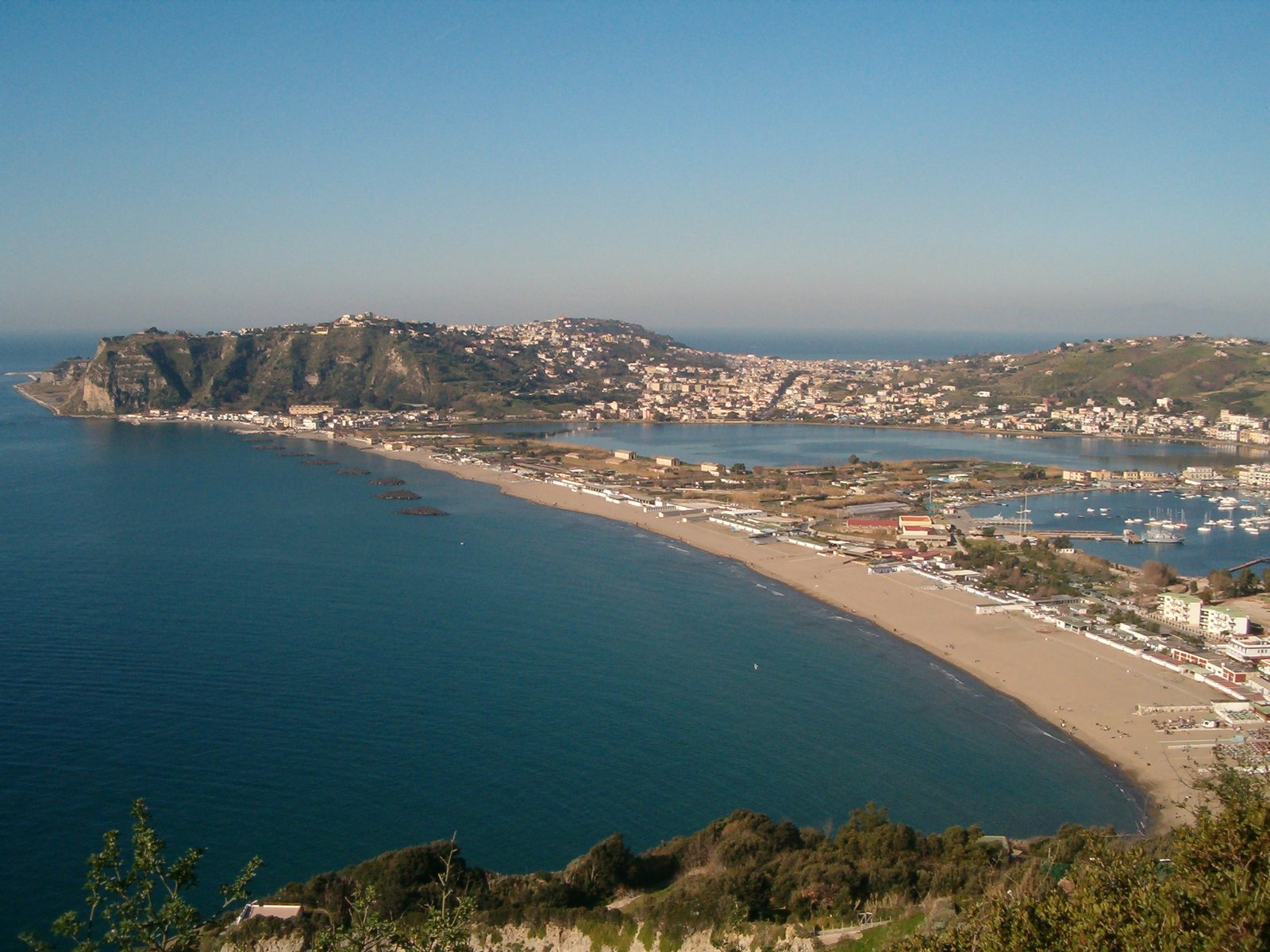 Veduta da it:Capo Miseno su it:Monte di Procida, ai piedi del quale vi è Cappella, una frazione del Comune di it:Bacoli che si affaccia sul Lago Miseno, mentre in primo piano vi è la spiaggia di it:Miliscola. | Bacoli in Italy