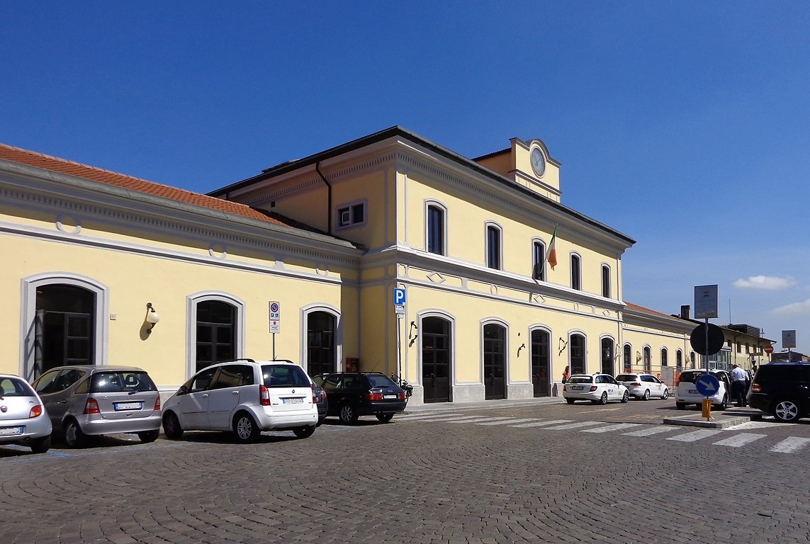 Stazione ferroviaria di Pavia. Il fabbricato viaggiatori visto dal lato della città. | Pavia in Italy