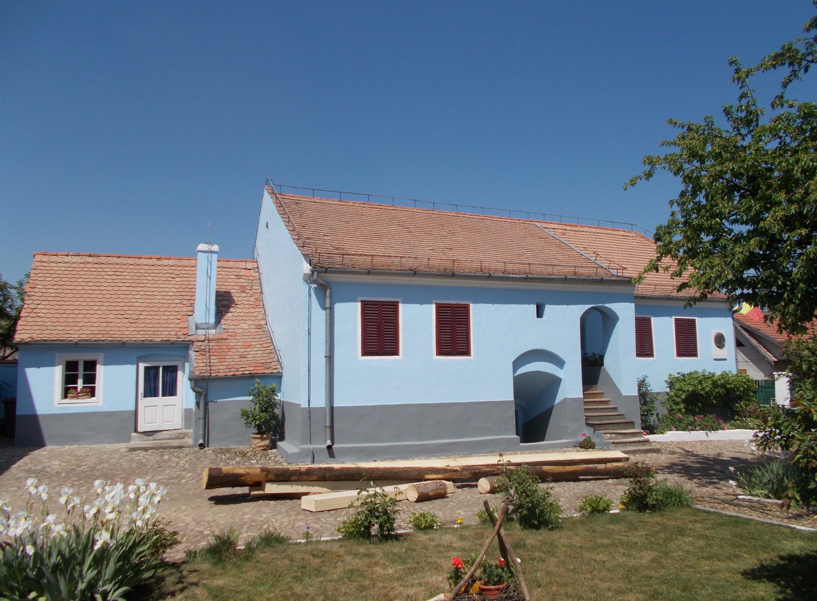 Casa natală a lui Lucian Blaga din Lancrăm, județul Alba
.mw-parser-output .monument-istoric{width:400px;max-width:100%;margin:1px;padding:2px;background-color:#800000;color:#fff;text-align:initial;font-size:0.75em;line-height:1.1em}.mw-parser-output .monument-istoric td:first-child{width:26px;height:26px}.mw-parser-output .monument-istoric a{color:yellow}.mw-parser-output .monument-istoric-code a{color:inherit}


Aceasta este o imagine cu un monument istoric din România, clasificat cu numărul AB-IV-m-A-00422.

 | Lancrăm in Romania