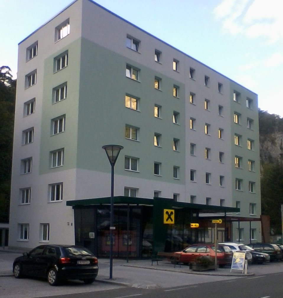 Schottwien/Österreich: Das 1962 erbaute Gemeinde- und Wohnhaus. | Schottwien in Austria