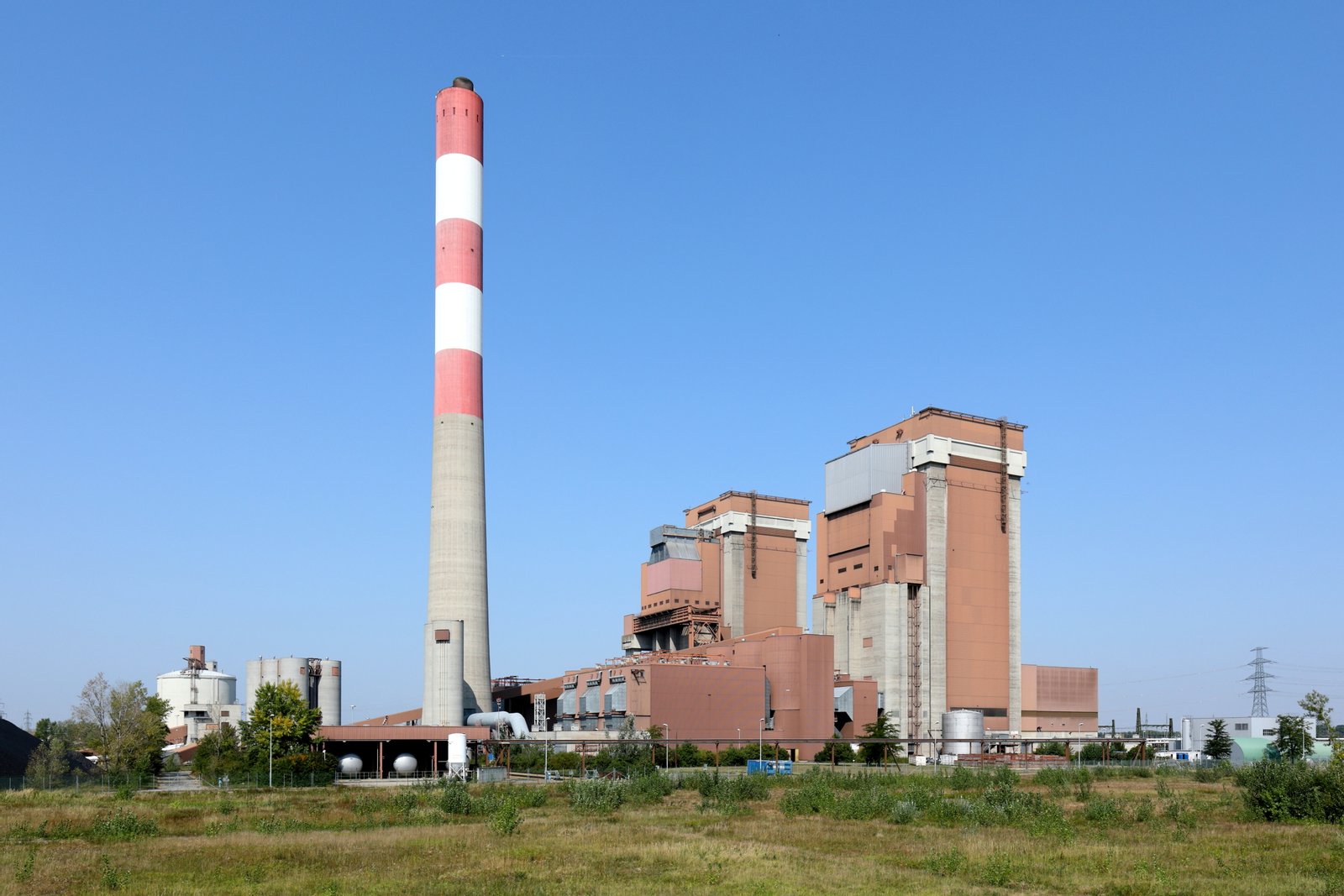 Südostansicht des Dampfkraftwerkes in Dürnrohr, ein Ortsteil der niederösterreichische Marktgemeinde Zwentendorf an der Donau.Das kalorische Kraftwerk mit einem rd. 205 m hohen Schornstein und zwei Kraftwerksblöcken mit je einer Leistung von rd. 350 MW wurde 1987 in Betrieb genommen und ist das letzte Kohlekraftwerk Österreichs. Der Wirkungsgrad wird durch die Auskopplung von Fernwärme, mit der St. Pölten und die Ortschaften Zwentendorf sowie Pischelsdorf versorgt werden, erhöht. Zusätzlich liefert das Kraftwerk der Bioethanolanlage der AGRANA einen Großteil des benötigten Prozessdampfes und erhält Dampf von der unmittelbar östlich situierten EVN-Abfallverwertung-Anlage. Anfang August 2019 wurde die Stromerzeugung mittels Kohleverbrennung zur Gänze eingestellt. | Zwentendorf an der Donau in Austria
