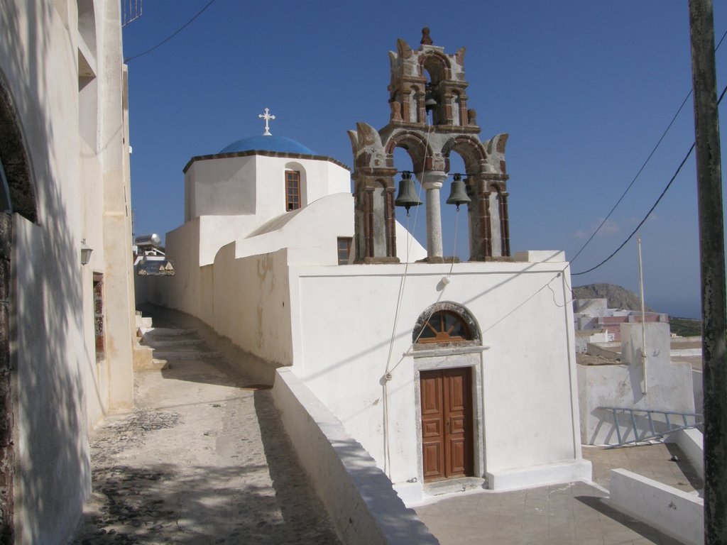 Η εκκλησία του Αγίου Νικολάου στον Υψηλό Καφενέ του χωριού Πύργος της Σαντορίνης. | Pyrgos Kallistis in Greece
