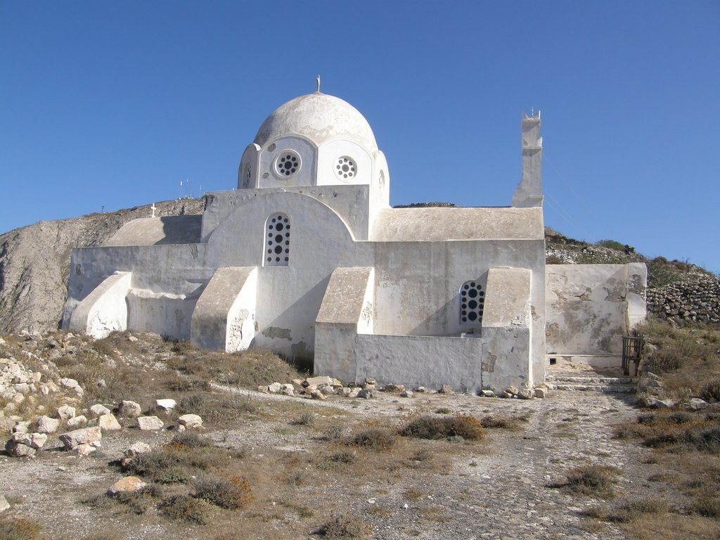Η εκκλησία των Αγίων Αποστόλων (Μαρτινού) στο χωριό Πύργος της Σαντορίνης. Βρίσκεται στο μονοπάτι για τον Προφήτη Ηλία. | Pyrgos Kallistis in Greece