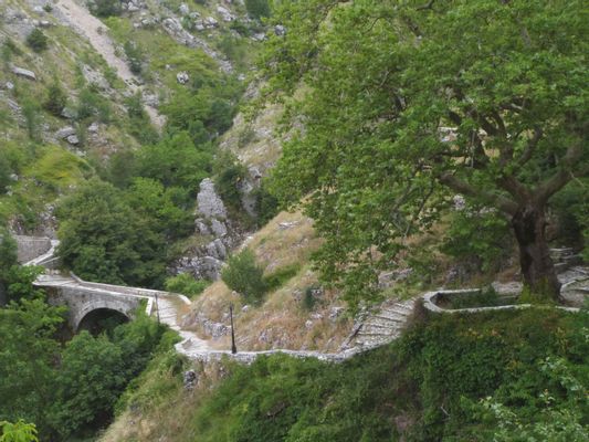 Zugang zum Dorf Siriko/Tzoumerka | Syrrako in Greece