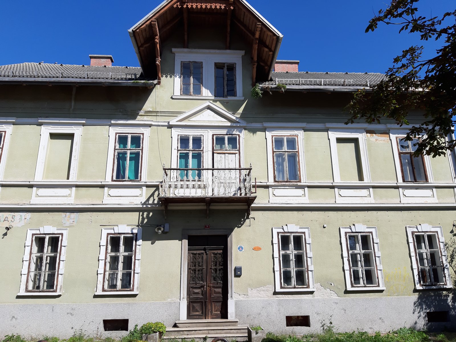Gradivo prikazuje objekt slovenske kulturne dediščine z EŠD-številko: | Lesce in Slovenia