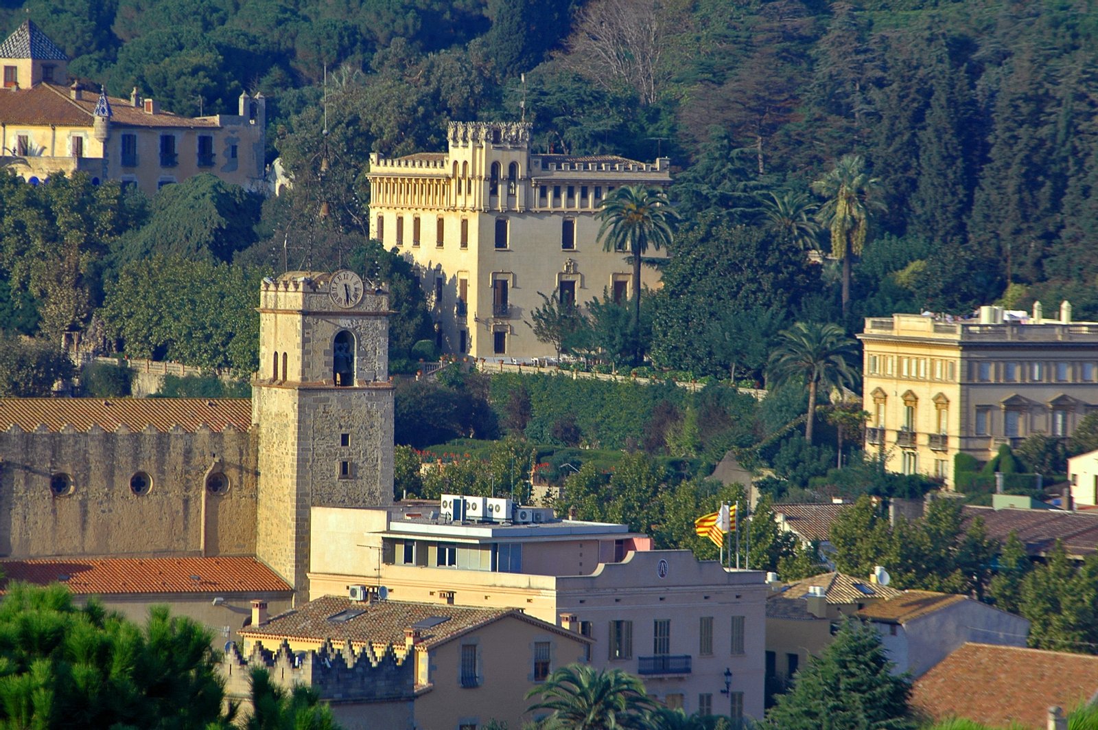 Imatge del centre històric de Teià. Es pot apreciar l'ajuntament, l'església de Sant Martí i Can Godó | Teià in Spain