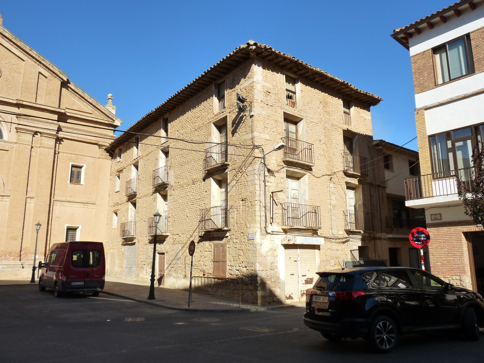Alcolea de Cinca - Plaza Mosén Ramón Salas - Casa Junquera (s. XIX o XX)



Esta es una fotografía de un monumento declarado en el registro de Bienes de Interés Cultural del patrimonio español con el código 1-INM-HUE-008-017-010.

 | Alcolea de Cinca in Spain