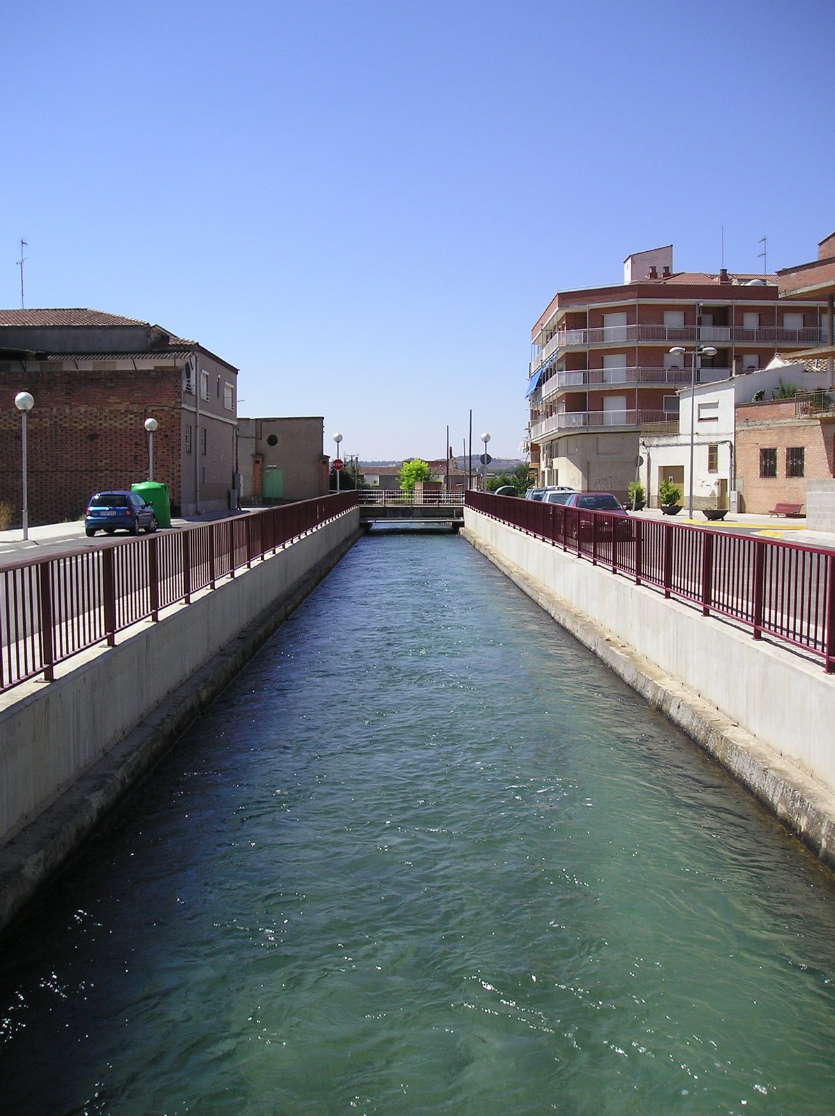 Canal de Pinyana en su paso por la localidad. | Alfarràs in Spain