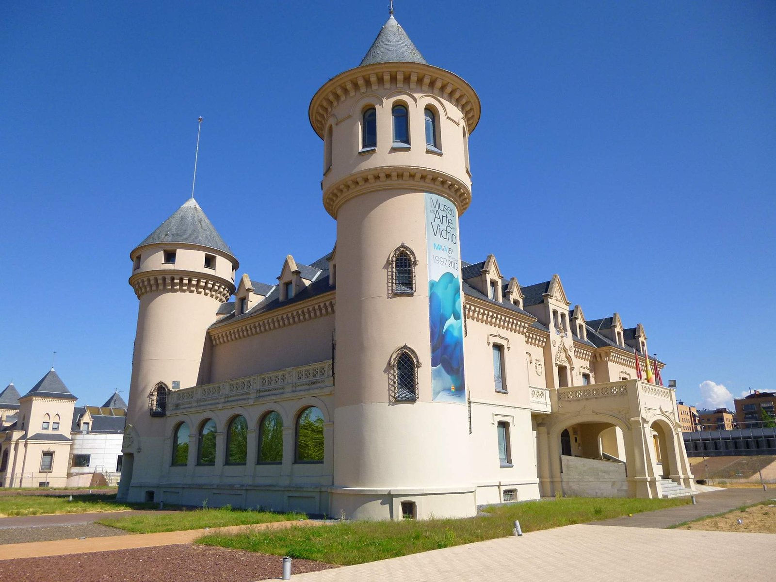 Castillos de los Marqueses de Valderas y Museo de Arte de Vidrio de Alcorcón (MAVA). En Alcorcón, Madrid | Alcorcón in Spain
