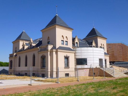 Castillos de los Marqueses de Valderas y Museo de Arte de Vidrio de Alcorcón (MAVA). En Alcorcón, Madrid | Alcorcón in Spain
