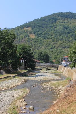 Der Fluss Pčinja im südserbischen Trgovište. | Trgoviste in Serbia