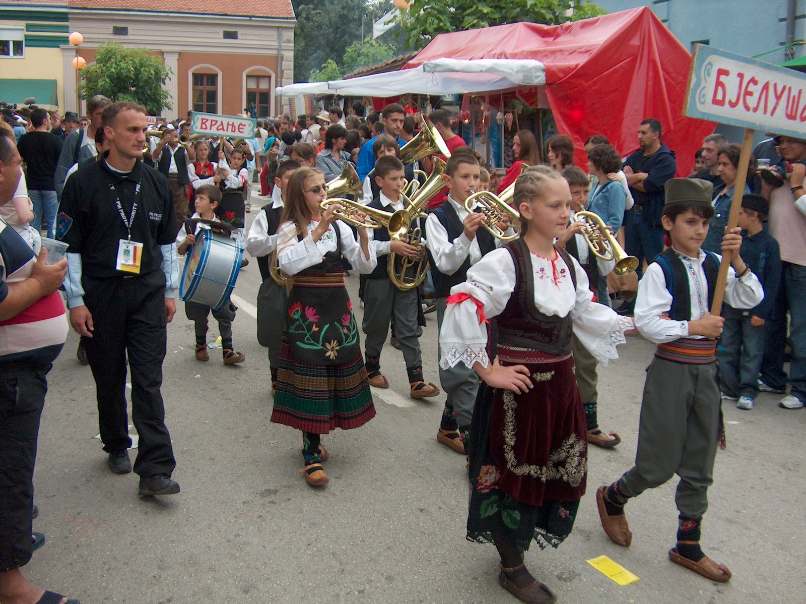 Trumpet festival in en:Guča, Serbia/Défilé folklorique, festival de trompette de fr:Guča, Serbie | Lucani in Serbia