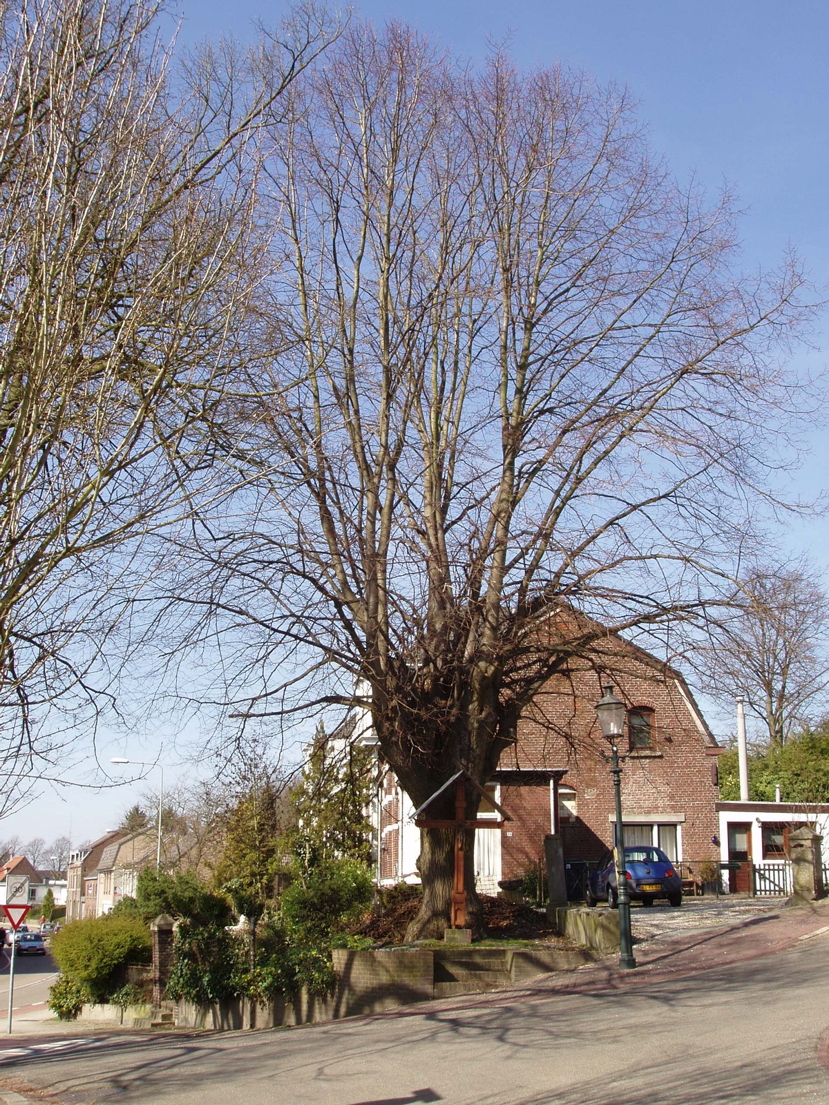 Wegkruis aan kruising Hoofdstraat-Poststraat, Amstenrade, Limburg, Nederland | Amstenrade in Netherlands