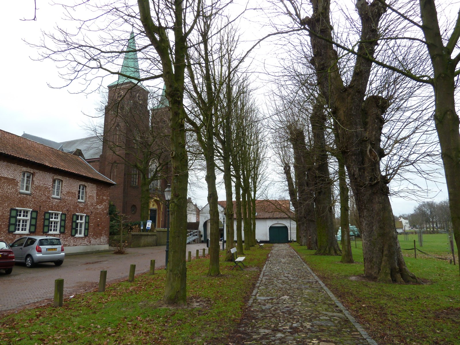 Bomenlaan voor de kerk van Amstenrade, Limburg, Nederland | Amstenrade in Netherlands