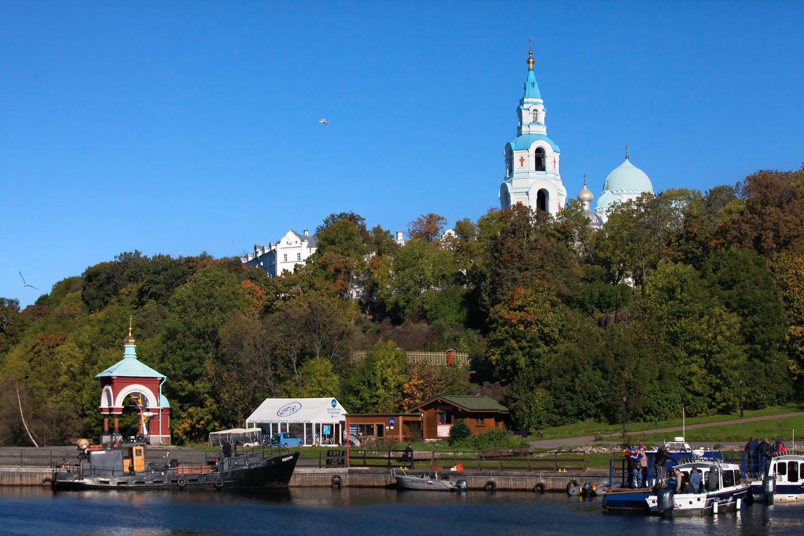 Валаам, причал и Спасо-Преображенский собор. | Valaam island in Russia