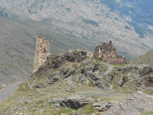 Посёлок Верхний Фиагдон, Алагирский р-н, респ. Северная Осетия, Россия. Башня на выезде из посёлка в сторону Даргавса. | Verkhny Fiagdon in Russia
