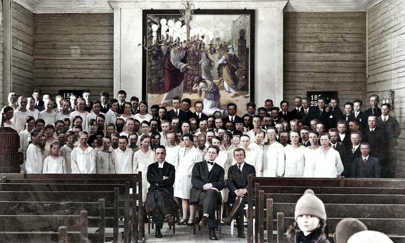 Клирик Илмари Туоминен (слева, первый ряд) начал свою деятельность в Харлу в 1924 году. Алтарная картина написана в 1927 году. | Harlu in Russia