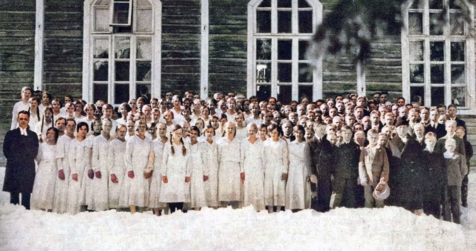 Возле кирхи Харлу в Вербное воскресенье (Palmusunnuntai). 1933 год. Пастырь Илмари Туоминен. | Harlu in Russia