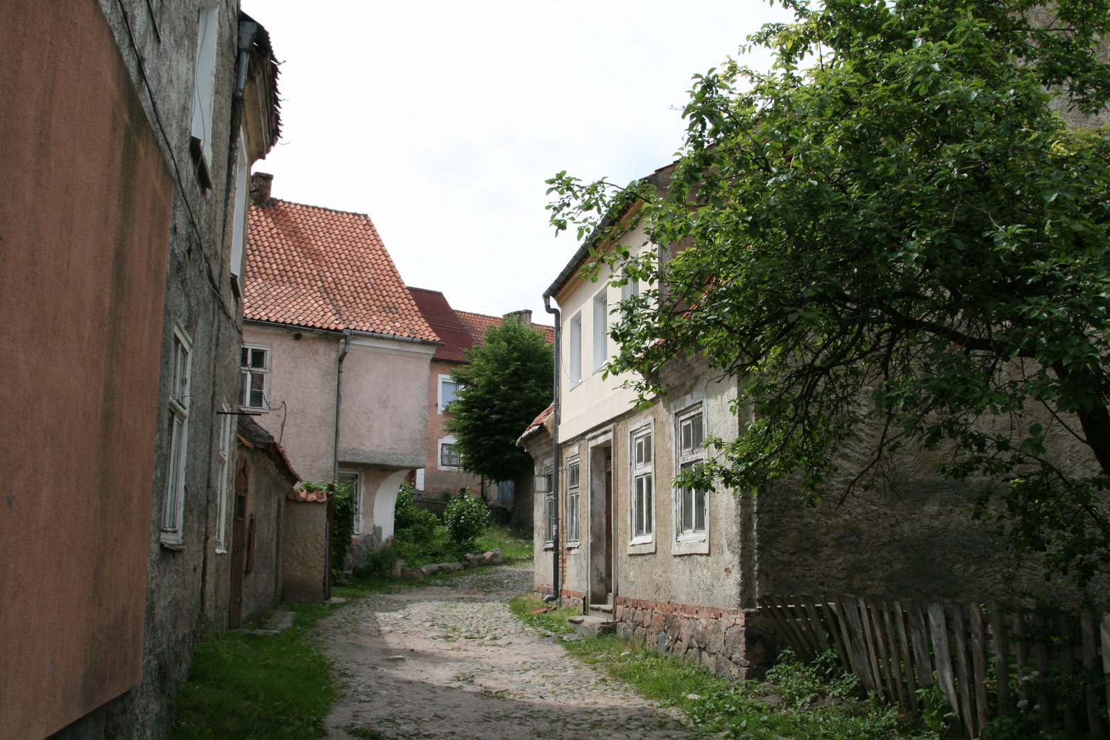 Gasse zur Kirche in Gerdauen / Schelesnodoroschny | Zheleznodorozhny in Russia