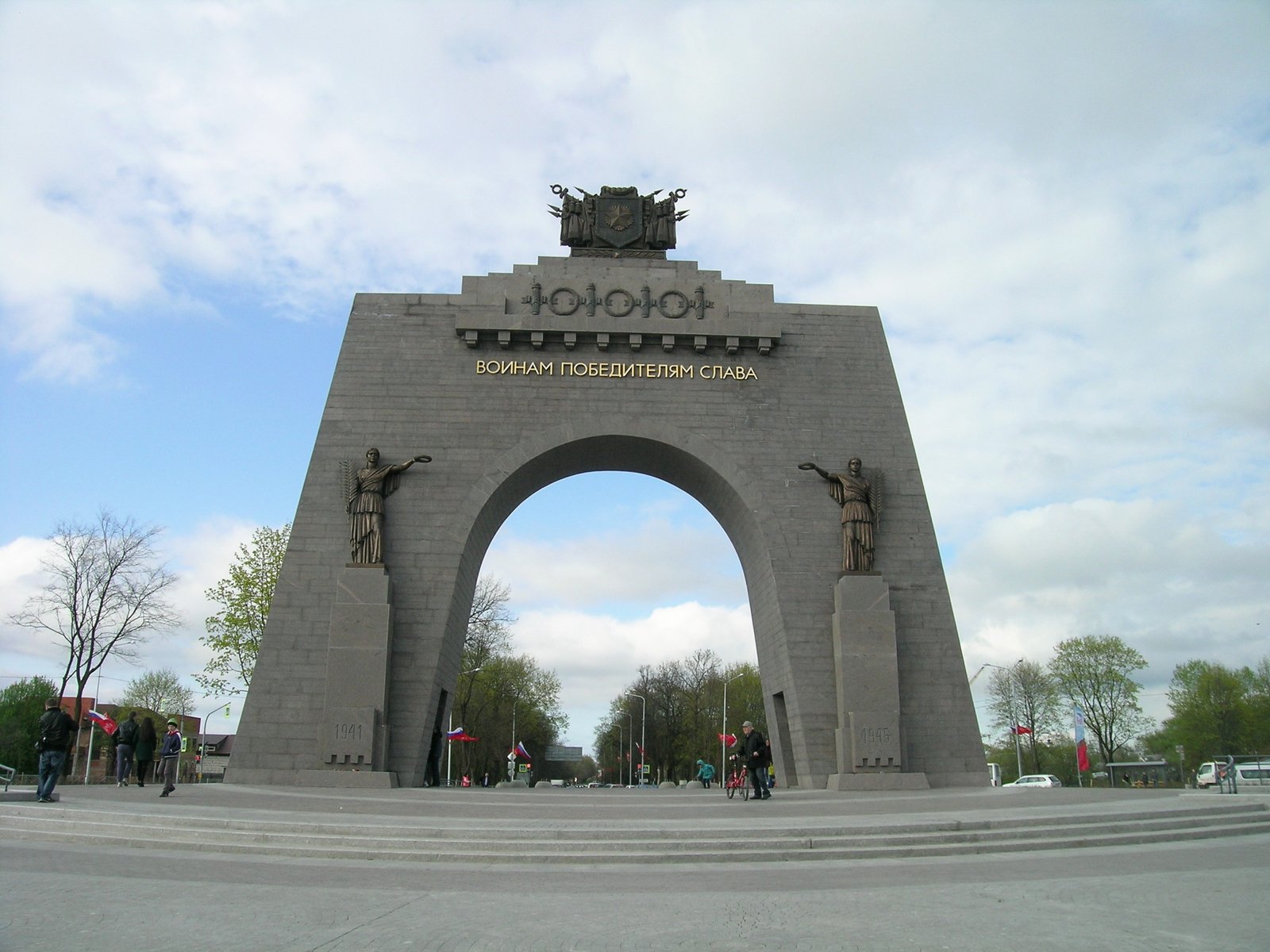 «Арка Победы». Красное Село (Санкт-Петербург), Гатчинское шоссе. За основу проекта была взята временная триумфальная арка по проекту архитектора А. И. Гегелло, установленная летом 1945 года на Средней Рогатке.  Архитектор воссоздания — Владимир Попов, скульптор — Борис Петров. Открыта 9 мая 2015 года | Krasnoye Selo in Russia